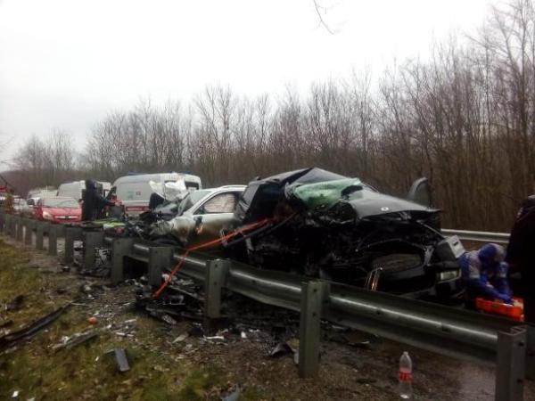 На трассе «Дон» под Геленджиком погибли два взрослых, трое детей ранены